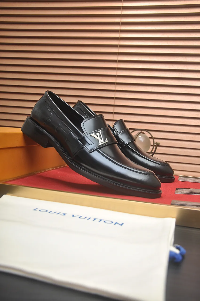 Men's men's shoes 💰460💶 [LV] (original single cowhide lining) 🍀LV's latest genuine leather business suit shoes are launched simultaneously on the official website. The first-layer cowhide imported from Italy is made of heavy gold, 💥1:1 rubber outsole from the official website. Versatile to wear, high-end without losing class, and the color combination is extraordinary. This four-season style is alluring when worn on your feet, showing off your big-name flair. Standard code 38-45 (45 customized)